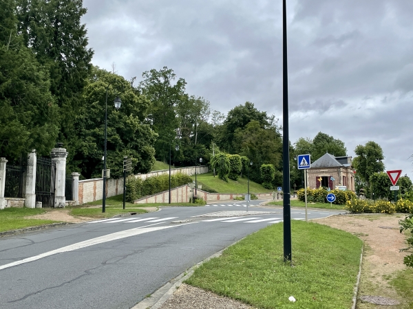 Nous voilà de retour près du château et de la mairie de Houetteville.