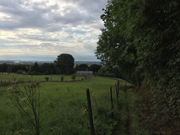 Nous sommes sortis du bourg par la petite rue du Pont Navarre, et entrons sur notre premier chemin.