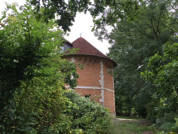 Nous faisons un bref aller-retour vers le hameau de la Chapelle-Ste-Honorine, pour apercevoir cet ancien colombier.