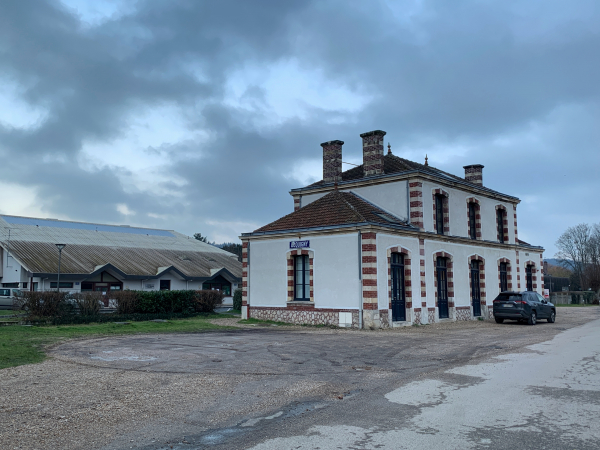 Nous partons du parking de l'ancienne gare d'Acquigny et nous rejoignons la rue du Moulin Potel.