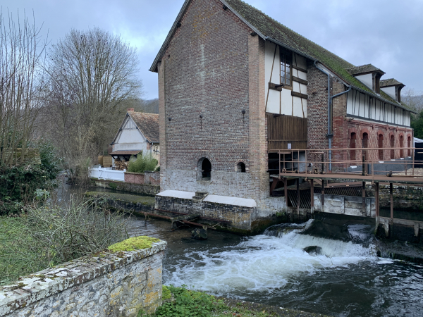 Aquigny, ancien moulin sur l'Iton.