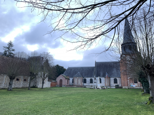 Nous longeons l'église Sainte-Cécile d'Acquigny (XVIe, époque de construction du château, et XVIIIe).