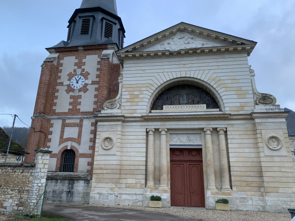 Façade de l'église Sainte-Cécile.