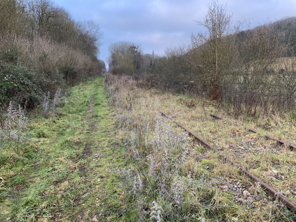 Nous suivons le chemin qui longe l'ancienne voie ferrée Acquigny-Evreux.