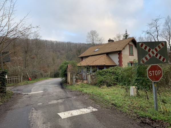Chemin des Perrais, passage à niveau et ancienne maison de garde-barrière.