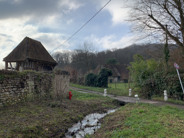 Nous longeons le mur du manoir de Becdal (XVe siècle) dont on voit l'ancien portail à gauche (Voir photo dans l'album de la rando)