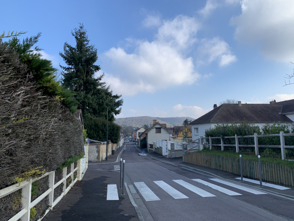 Nous entrons à Acquigny par la rue du Neubourg.
