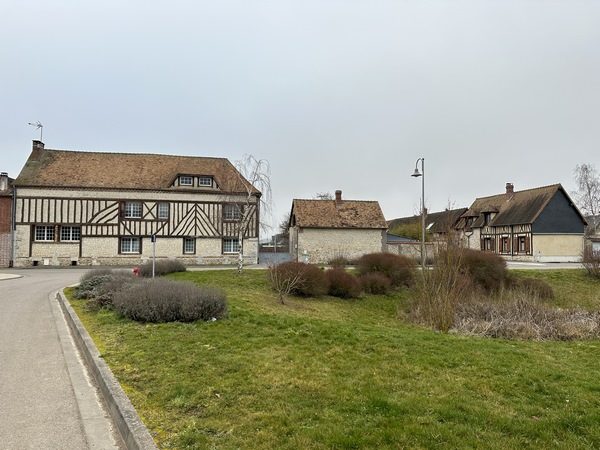 Nous partons de l'Allée François Langlois, près de la mairie, et prenons la direction de l'est.