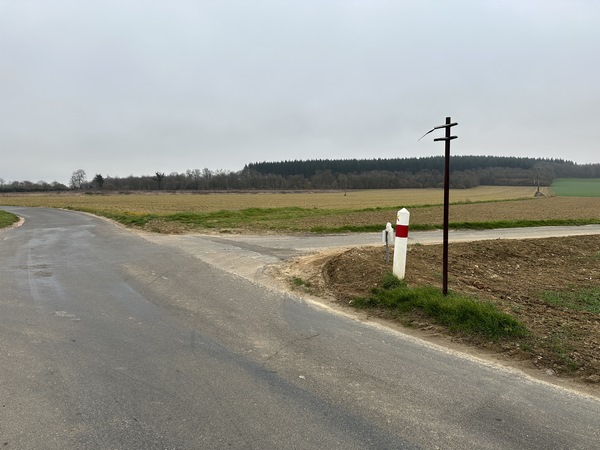 Nous suivons la petite route de Sainte-Barbe et, au carrefour des Quatre Chemins, nous&nbsp;allons continuer sur le chemin que l'on devine en face de nous,&nbsp;
