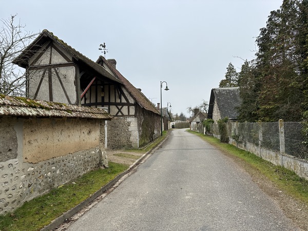 Nous rejoignons le GR222 à la Mare Hermier, et traversons le hameau.