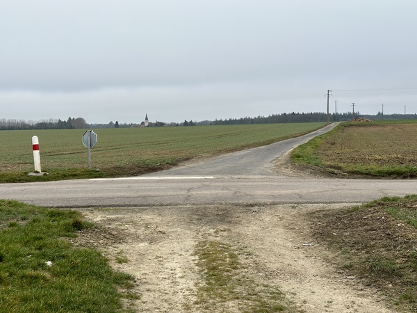 Nous traversons la D82, et continuons sur la petite route en face, avant de retrouver les chemins.