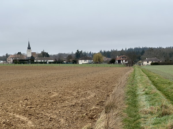 Nous arrivons en vue de Mesnil-Jourdain.