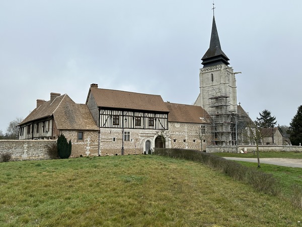 Nous voilà en face du fameux manoir d'Hellenvilliers. Ce manoir, des XVe et XVIe siècles, succède a un château féodal dont la motte est toujours visible dans la propriété. Le manoir se visite sur RDV en été.