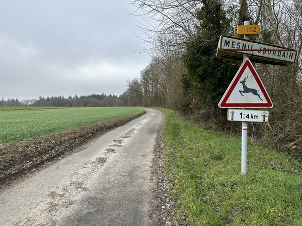 Nous quittons Mesnil-Jourdain par la D112, et suivons les balises du GR222.