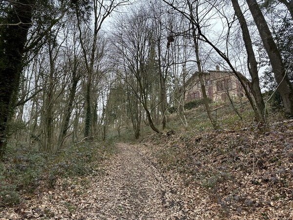 Nous passons aux pieds du Château de la Croix Richard. C'est un château du XIXe siècle, construit sur un terrain vierge, en lisière de bois. C'est une dépendance du château que l'on voit ici.