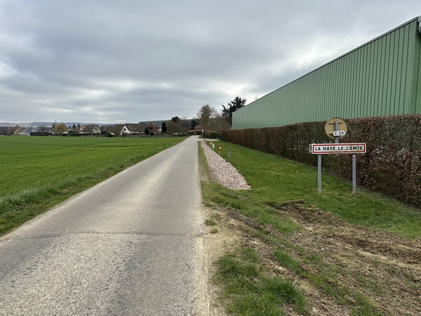 Nous entrons dans La Haye-Le-Comte par le C29 (Allée François Langlois).