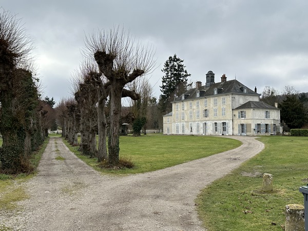 Allée François Langlois, on peut voir ce château de la Haye-Le-Comte, petit château du XIXe. Il remplace le château des comtes de Meulan du XIIe siècle.