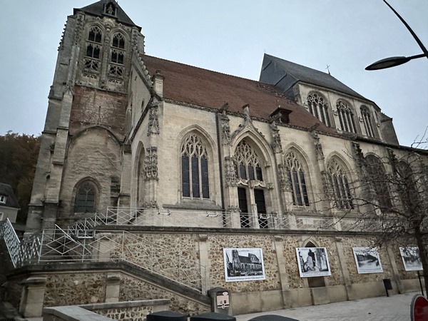 Nous partons de la rue de l'Abbaye et longeons l'église Saint-Nicolas, dont la tour-clocher est dominée par un jacquemart : le consul romain Marcus Régulus, symbole de courage et de respect de la parole donnée. Le jacquemart sonne les heures depuis 1826.