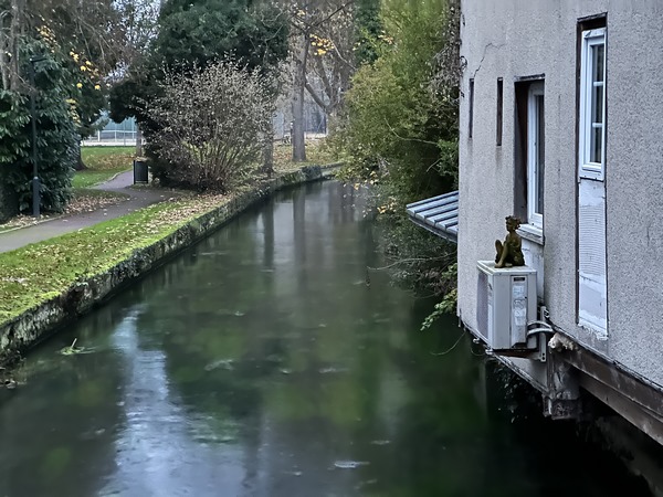 Rue Chantereine, nous traversons un bras de la Risle. Une naïade s'est installée sur le ventilateur d'un climatiseur.