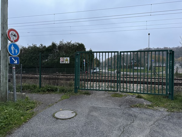 Nous marchons vers le sud-est, et sommes arrêtés par un ancien passage à niveau de la ligne de Mantes-la-Jolie à Cherbourg. Mais il suffit de suivre les balises du GR224.