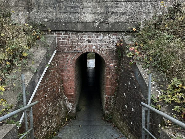 Le GR224 nous guide vers ce passage sous la voie ferrée.