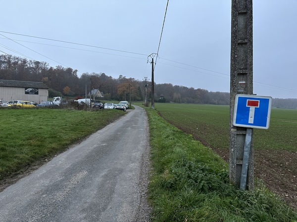 Nous suivons maintenant l'ancienne voie antique vers Bernay, en direction de la forêt de Beaumont.