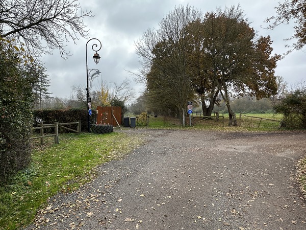 Nous traversons Launay par de charmantes petites rues, et entrons ici sur les chemins de la Georgette et de la Risle.