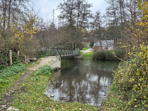 Troisième passerelle sur le cours principal de la Risle. Nous allons monter en face, sur le coteau est.