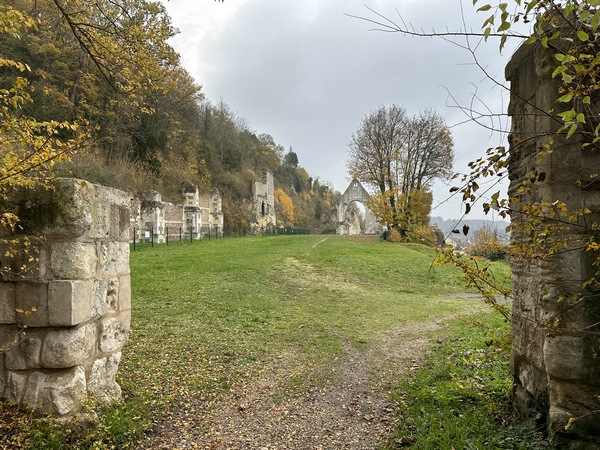Nous entrons dans les ruines du prieuré de la Sainte-Trinité.