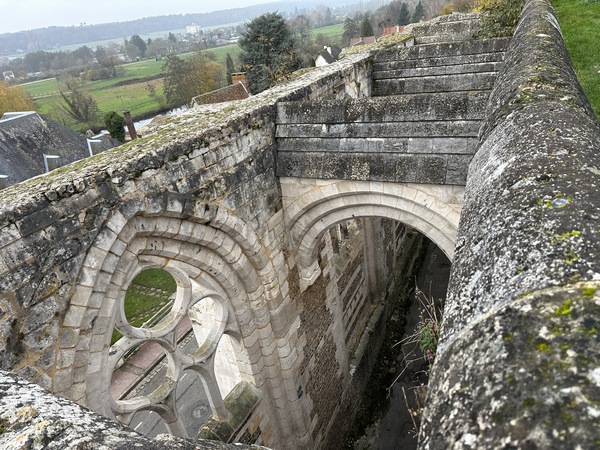 Vue plongeante sur les arches de l'allée d'entrée du prieuré.