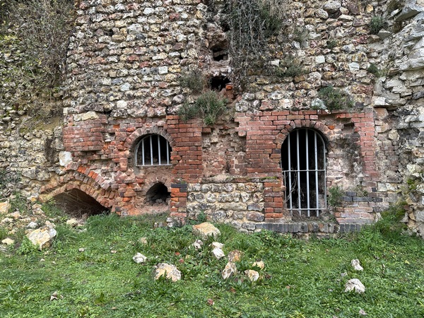 Ancien four de boulangerie dans les murs du prieuré.