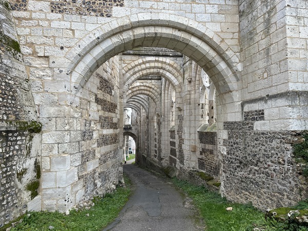 Nous sortons du prieuré par la majestueuse allée d'arches.