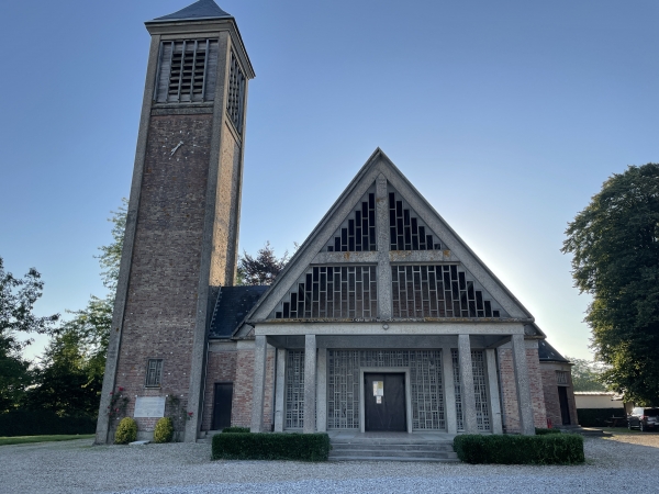 Nous partons de l'église Saint-Wandrille de Belleville-en-Caux en direction de la rue du Petit Mesnil. L'église d'origine a été détruite en 1944 par les bombardements alliés. La nouvelle église a été construite après guerre.