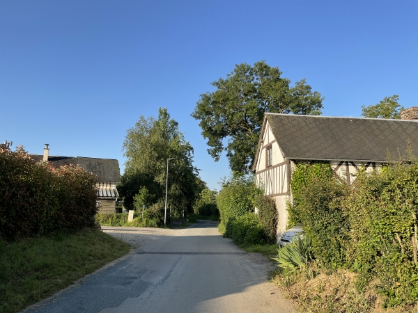 Nous sortons du bourg par la rue du Petit Mesnil, qui se prolonge par le chemin des Sources.