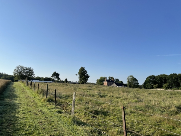 Nous arrivons au sommet, nous allons faire un aller-retour sur la droite pour admirer le belvédère du château de la Côte. A noter, au passage, le bon entretien des chemins de ce circuit.