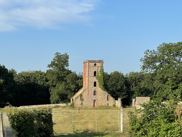 Le belvédère du château de la Côte était utilisé pour la chasse, mais aussi comme curiosité de promenade à la manière des folies des châteaux du XIXe siècle. Il offrait un point de vue sympathique sur la vallée de Varvannes.