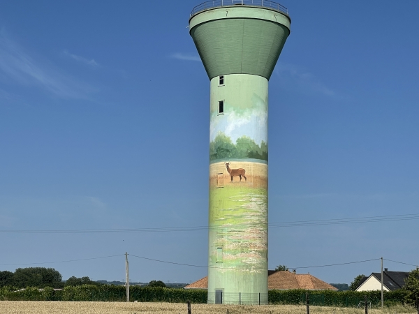 Château d'eau peint à l'entrée de Belleville.