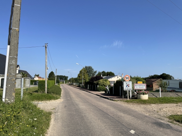 Nous entrons dans Belleville par la D25. Alexandre Dumas était le petit fils naturel du marquis de la Pailleterie, propriétaire du château de Belleville-en-Caux.