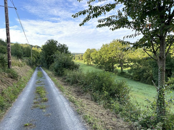 Près de Saâne-St-Just, le chemin devient une petite route, toujours en bordure de vallée.