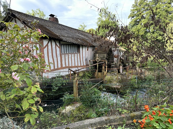 Nous longeons ce petit moulin sur la Saâne, toujours équipé de sa roue et de ses poulies à courroies.