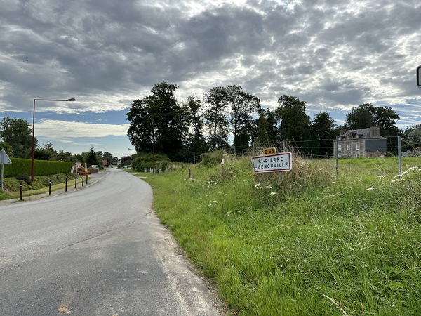 Nous arrivons à la jonction de St-Pierre-Bénouville et Lestanville. Nous allons traverser Lestanville.