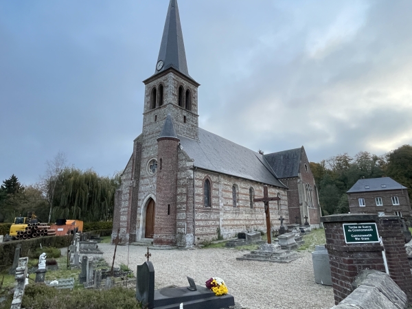 Nous partons du parking de la mairie et suivons la route de Bacqueville, en passant ici devant l'église Saint-Martin. Au niveau de cette église, nous retrouvons les balises du GR212 que nous allons suivre jusqu'à Gourel.