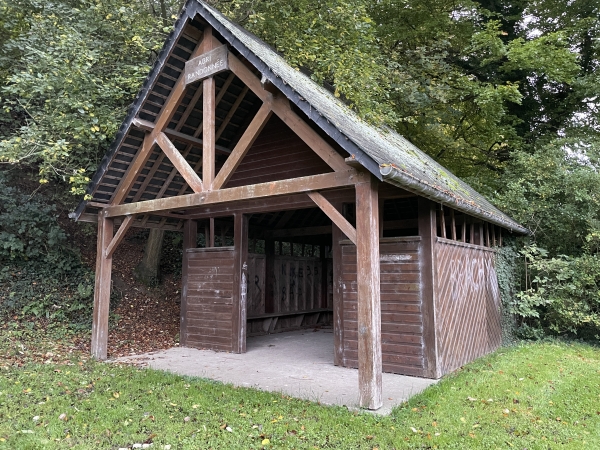 La commune de Brachy a aménagé cet abri de randonneurs sur le GR212, à la sortie du village.