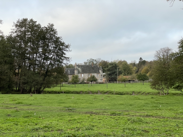Sur notre gauche, on peut voir le manoir de Gourel (XVe) encadré de ses tours de grès.