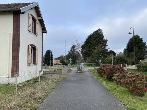 Nous arrivons à Luneray au passage à niveau n°16, avec son ancienne maison de garde barrière.