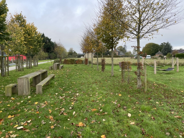 Nous profitons de cet espace de pose aménagé le long de la véloroute. Mais oui, ce sont bien des hamacs que l'on voit à droite !