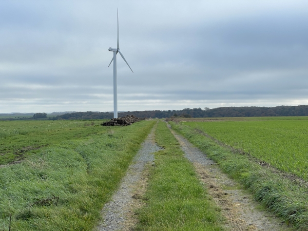 Nous marchons droit vers l'est sur le chemin de la Cavée Furon. Le plateau agricole est parsemé d'éoliennes. A ce sujet, nous ne sommes qu'à 10km de la mer, sur un plateau agricole dégagé et, bien sûr, très venteux. Dès que le vent fraichi un peu, comme ce jour-là, la capuche ou le bonnet sont indispensables.
