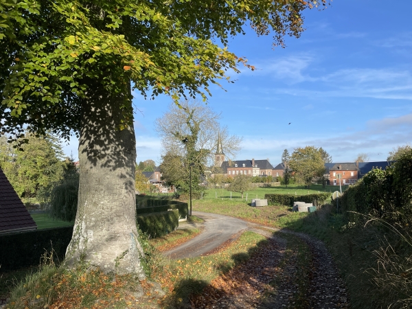 Le chemin du Bois débouche sur l'impasse du Moulin, nous entrons dans Brachy.