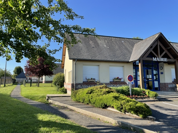 Nous partons du parking de la mairie d'Auppegard, et suivons le chemin que l'on voit à gauche, le long de l'école.