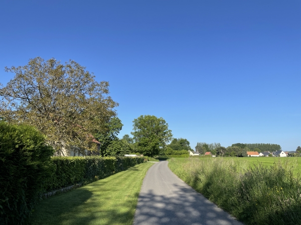 Nous tournons vers l'ouest, et longeons le bourg par la rue de la Villette.